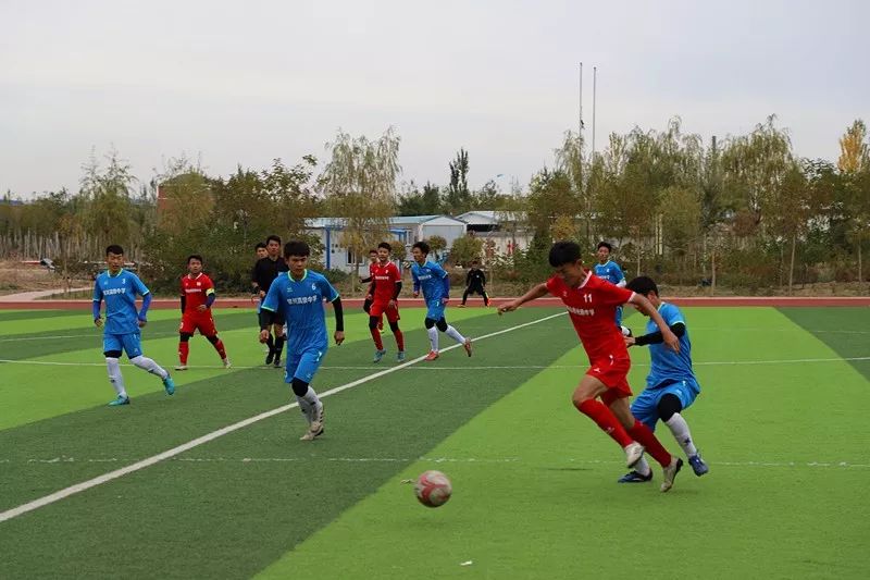  校园足球联赛开幕，青春激情点燃绿茵  