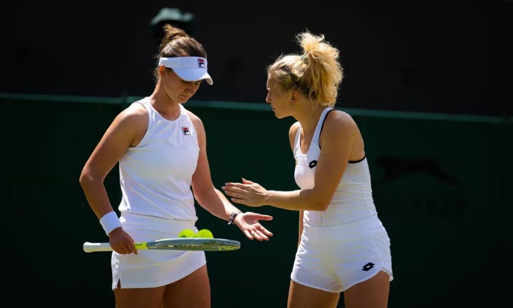  克雷吉茨科娃双打配合精妙，澳网女双搭档捧杯