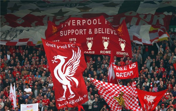  英超双红会激情上演，传统豪强狭路相逢