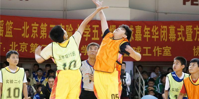  篮球名宿执教青年军，传承经验培育新人