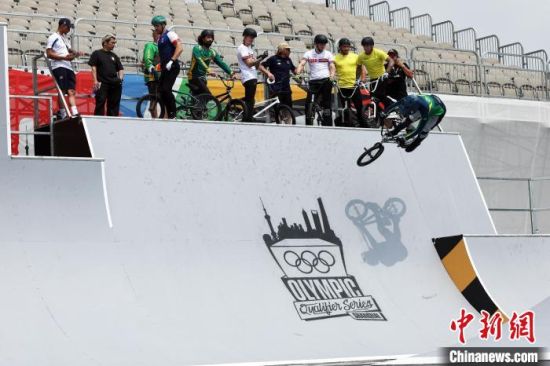  国际邀请赛硝烟四起，中外顶尖选手激烈交锋  