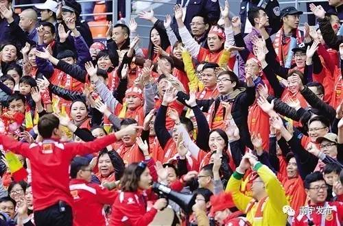  球迷助威声震天，主场氛围助力球队