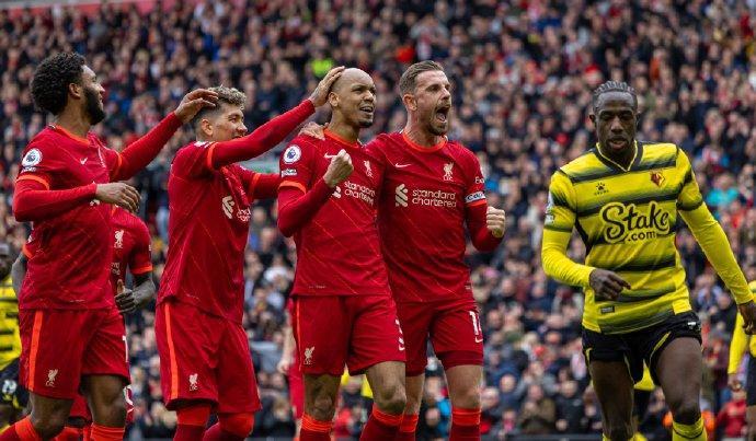  利物浦绝杀曼城登顶榜首，争冠格局愈发激烈